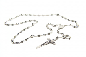 “SilverRosary.png” by Aprilwine is licensed under CC BY-SA 3.0 Image showing a rosary